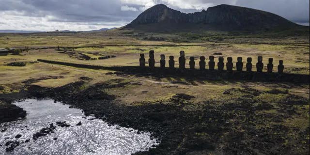Los científicos han descubierto una nueva estatua de Easter Moai en el fondo de un lago seco 4 Las estatuas moai se encuentran en Ahu Tongariki cerca del volcán Rano Raraku, arriba, en Rapa Nui, o Isla de Pascua, Chile, el 27 de noviembre de 2022. Según Salvador Atan Hito, subjefe de la comunidad indígena Ma'u Henua que administra el sitio arqueológico Rapa Nui Treasure, el 1 de marzo de 2023, recientemente se descubrió un pequeño moai en medio de un lago seco dentro del cráter.