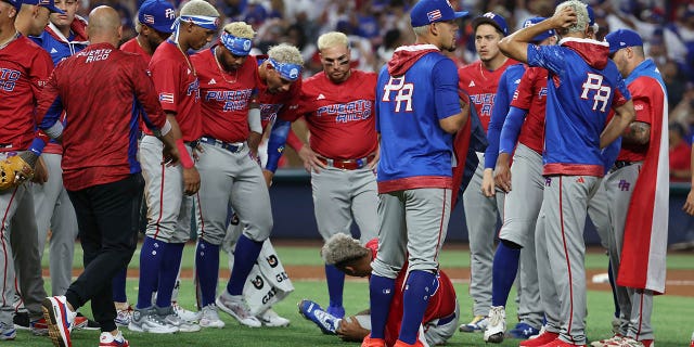 Edwin Díaz #39 del Equipo de Puerto Rico se lesiona en la cancha después de celebrar una victoria de 5-2 sobre el Equipo de República Dominicana en su juego del Grupo D del Clásico Mundial de Béisbol en LoanDepot Park el 15 de marzo de 2023 en Miami, Florida.