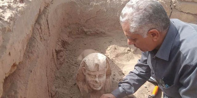 Arqueólogos en Egipto desentierran una estatua parecida a una esfinge de la época romana 4 Esta foto sin fecha distribuida el 6 de marzo de 2023 muestra una esfinge que se cree que fue hecha a imitación de un emperador romano. La estatua fue desenterrada de un sitio arqueológico en Qena, Egipto.
