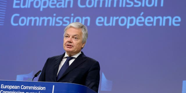 La Comisión de la UE propone nuevos estándares para combatir el "greenwashing" entre empresas 4 El comisario de la UE, el juez Didier Reynders, habla en la sede de la Comisión el 30 de noviembre de 2022. La Comisión ha propuesto nuevos estándares que exigirían a las empresas que sustenten sus afirmaciones ecológicas con pruebas científicas. Reynders dijo que esto permitirá que los consumidores cuenten con las herramientas necesarias a la hora de elegir productos ecológicos.