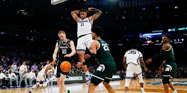 El alero de Kansas State Keyontae Johnson (11) se sumerge en la segunda mitad de un partido de baloncesto universitario Sweet 16 contra Michigan State en el Torneo Regional Este de la NCAA en el Madison Square Garden el jueves 23 de marzo de 2023 en Nueva York.