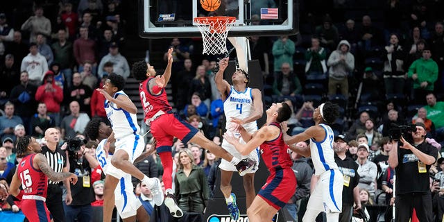 Florida Atlantic guard Nicholas Boyd (2) scores the game-winning basket against the Memphis Tigers in the second half of a first round college basketball game in the NCAA Tournament on Friday, March 17, 2023 in Columbus, Ohio.  Florida Atlantic won 66-65.
