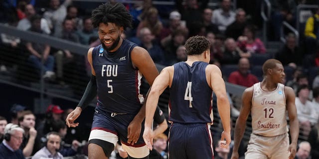 Ansley Almonor (5) de los Fairleigh Dickinson Knights celebra con Grant Singleton (4) contra los Texas Southern Tigers durante la segunda mitad de los primeros cuatro juegos del Torneo de Baloncesto Masculino de la NCAA en el University of Dayton Arena el 15 de marzo de 2023, en Dayton, Ohio. 