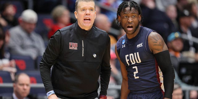 El entrenador en jefe de los Fairleigh Dickinson Knights, Tobin Anderson y Demetre Roberts (2) durante la segunda mitad contra los Texas Southern Tigers en el primero de cuatro juegos del Torneo de Baloncesto Masculino de la NCAA en la Universidad de Dayton Arena el 15 de marzo de 2023, en Dayton, Ohio. 