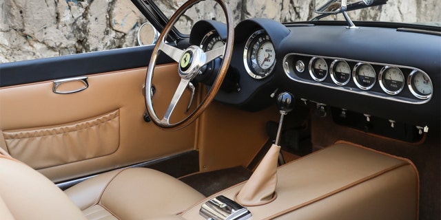 Ferrari ini adalah satu-satunya yang dicat Azzuro Metallizzato dengan interior kulit Naturale.