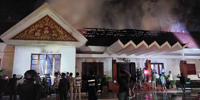 Las autoridades locales intentan apagar un incendio en la residencia real del rey Norodom Sihamoni de Camboya en Siem Reap el 12 de marzo de 2023.