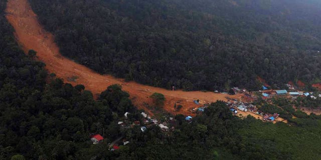 Un deslizamiento de tierra en Indonesia mata a 30 personas, muchas de las cuales probablemente estén atrapadas en casas enterradas debajo. 4 Un deslizamiento de tierra arrasa un pueblo en la isla de Serasan, Indonesia. Los equipos de rescate en la remota isla de Indonesia están buscando personas que se cree que están enterradas en sus hogares.