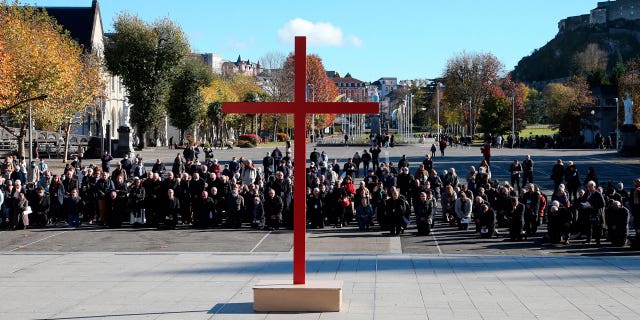 Cerca de 200 víctimas de abusos sexuales en la Iglesia reciben indemnizaciones de la Iglesia católica en Francia 4 Los obispos se arrodillan en la explanada de la catedral de Notre-Dame-de-Rozier en Lourdes, suroeste de Francia, el 6 de noviembre de 2021 durante una ceremonia, parte de la Conferencia Episcopal.