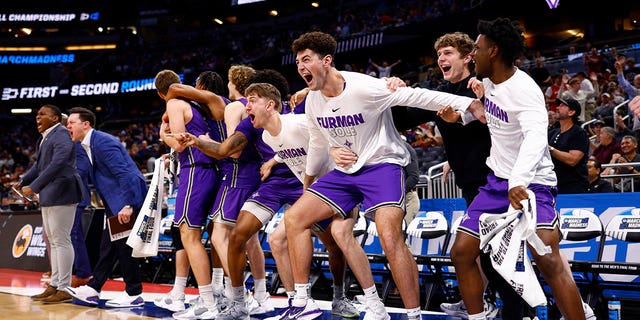 ORLANDO, FL – 16 DE MARZO: El banco Furman Paladins reacciona contra los Virginia Cavaliers durante la segunda mitad de la primera ronda del Torneo de baloncesto masculino de la NCAA en el Amway Center el 16 de marzo de 2023 en Orlando, Florida. 