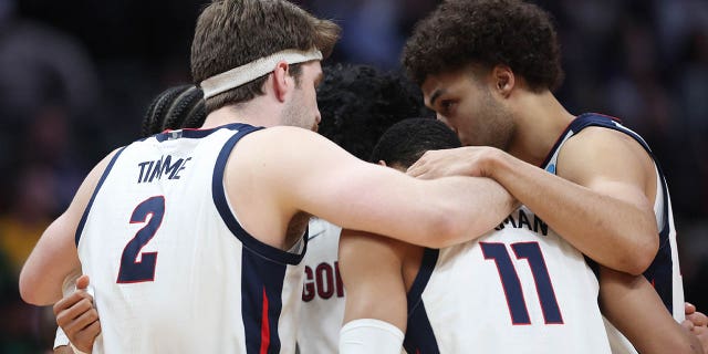 Drew Timme (2) de los Gonzaga Bulldogs se reúne con sus compañeros de equipo antes de la primera ronda del Torneo de la NCAA en Ball Arena el 17 de marzo de 2023 en Denver, Colorado. 