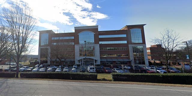 Forsyth Technical Community College en Caroline du Nord a reçu un contrecoup pour avoir permis à une drag queen de chevaucher un étudiant lors d'un récent événement de fierté.