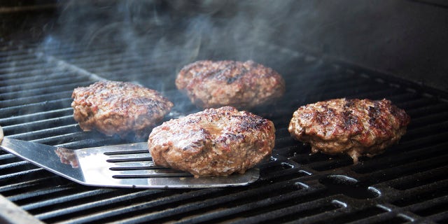 hamburger grilling