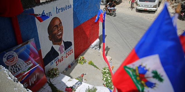 Policía haitiana identifica nuevos sospechosos en el asesinato del presidente Jovenel Moise 4 Un mural que representa al difunto presidente Jovenel Moise en una pared en el barrio Kinskov de Puerto Príncipe, Haití, el 21 de julio de 2021.
