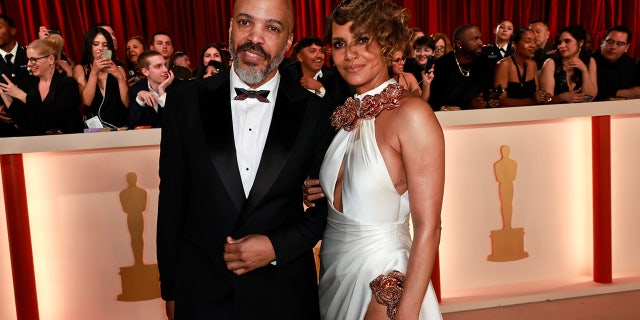 Van Hunt rocked a classic tuxedo with a bow tie at the Oscars.