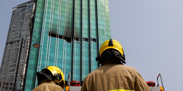 Pencakar langit yang sedang dibangun terlihat setelah kobaran api dipadamkan di Tsim Sha Tsui di Hong Kong 3 Maret 2023.