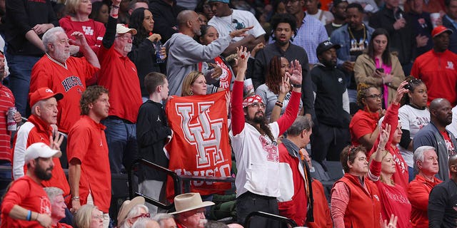 Los fanáticos de los Houston Cougars animan durante la segunda mitad contra los Auburn Tigers en la segunda ronda del Torneo de la NCAA en Legacy Arena en el BJCC el 18 de marzo de 2023 en Birmingham, Alabama. 