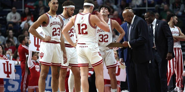 L'entraîneur-chef Mike Woodson des Indiana Hoosiers parle à son équipe en première mi-temps contre les Golden Flashes de l'État de Kent lors du premier tour du tournoi de basketball masculin de la NCAA au MVP Arena le 17 mars 2023 à Albany , Nueva York.