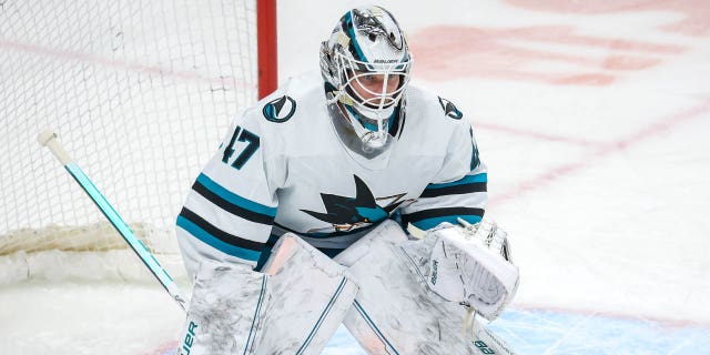 El portero de los San Jose Sharks, James Reimer, mantiene la red durante la acción del primer período contra los Winnipeg Jets en el Canada Life Center el 6 de marzo de 2023, en Winnipeg, Manitoba, Canadá. 