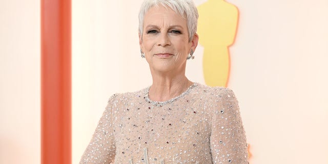 Jamie Lee Curtis mengguncang Dolce & Gaun Gabbana di Oscar.