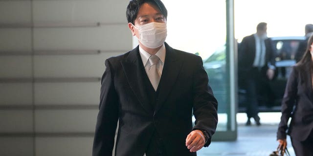 Un ministro japonés propone aumentar subsidios y salarios para promover el matrimonio y elevar la natalidad 4 Masanobu Ogura, el ministro japonés responsable de abordar la disminución de las tasas de natalidad, llega a la Oficina del Primer Ministro el 10 de agosto de 2022 en Tokio. Ogura dio a conocer un borrador de propuesta el 31 de marzo de 2023, destinado a revertir la disminución de la población del país.