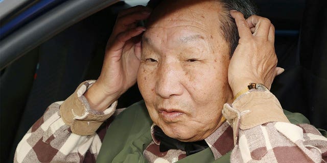 Iwao Hakamada viaja en automóvil en Hamamatsu, Japón, el 13 de marzo de 2023. El Tribunal Superior de Tokio ordenó un nuevo juicio del ex boxeador de 87 años que ha estado en el corredor de la muerte durante casi seis décadas después de ser declarado culpable de asesinato. .