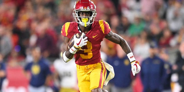 El receptor abierto de los USC Trojans, Jordan Addison, corre tras una atrapada durante un juego contra Notre Dame Fighting Irish el 26 de noviembre de 2022 en el Los Angeles Memorial Coliseum. 