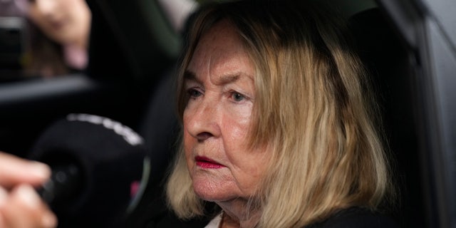 A Blade Runner Oscar Pistorius se le niega la libertad condicional por el asesinato en 2013 de su novia modelo 6 June Steenkamp, madre de Reva Steenkamp, llega a la prisión de Atteridgeville para la audiencia de libertad condicional de Oscar Pistorius, en Pretoria, Sudáfrica, el viernes 31 de marzo de 2023.