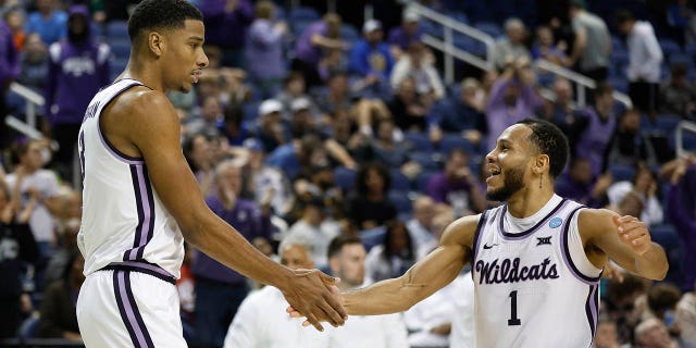 David N'Guessan, izquierda, y Markquis Nowell, de Kansas State, celebran durante el partido de Montana State en la primera ronda del Torneo de baloncesto masculino de la NCAA el 17 de marzo de 2023 en Greensboro.