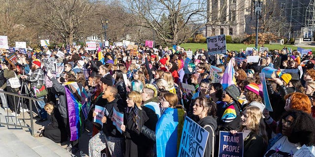Remaja dari berbagai wilayah di Kentucky berkumpul di depan gedung Annex Capitol Kentucky pada 29 Maret 2023, untuk memprotes SB150, yang akan melarang perawatan gender tertentu untuk remaja transgender.