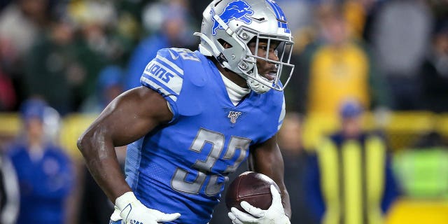 Detroit Lions #33 Kerryon Johnson corre con el balón en el segundo cuarto contra los Green Bay Packers en Lambeau Field el 14 de octubre de 2019 en Green Bay, Wisconsin.