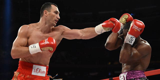 Wladimir Klitschko, izquierda, de Ucrania y Bryant Jennings de los Estados Unidos intercambian golpes durante su pelea por el Campeonato Mundial de Peso Pesado el 25 de abril de 2015 en el Madison Square Garden de la ciudad de Nueva York.
