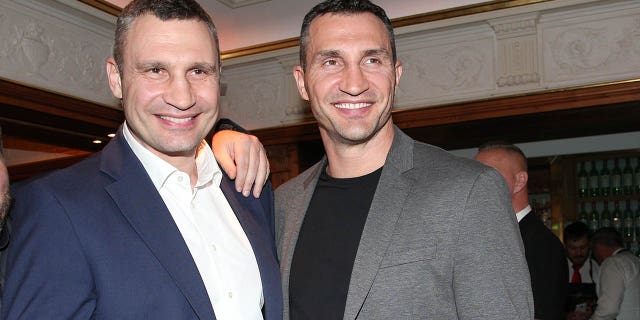 Vitali Klitschko y su hermano Wladimir Klitschko durante la Cena de Campeones con motivo del 70 aniversario de la Bund Deutscher Berufsboxer (Asociación de Boxeadores Alemanes) en el Suedtiroler Stuben de Alfons Schubeck el 5 de abril de 2019 en Munich, Alemania. 