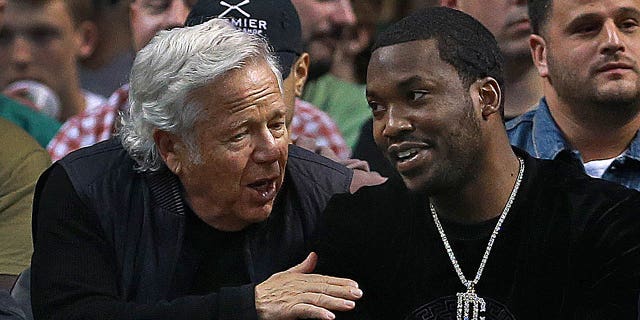 El propietario de los New England Patriots, Robert Kraft, conversa con el rapero Meek Mill en sus asientos junto a la cancha.  Los Boston Celtics recibieron a los Philadelphia 76ers en el Juego 2 de su serie de playoffs de las Semifinales de la Conferencia Este de la NBA en el TD Garden de Boston el 3 de mayo de 2018. 