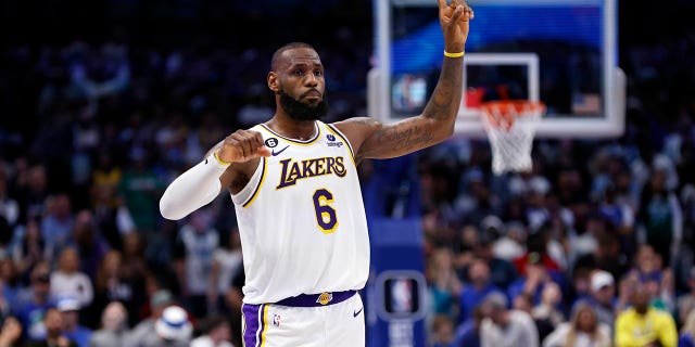 LeBron James dari Los Angeles Lakers bereaksi melawan Dallas Mavericks di American Airlines Center 26 Februari 2023, di Dallas.