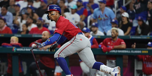 Francisco Lindor #12 del Equipo de Puerto Rico en sencillos en una carrera de la tercera entrada contra el Equipo de República Dominicana durante su juego del Grupo D del Clásico Mundial de Béisbol en LoanDepot Park el 15 de marzo de 2023 en Miami, Florida.