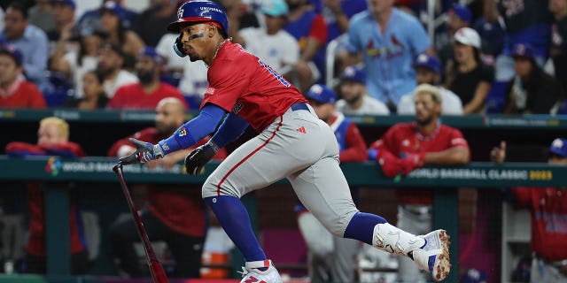 Francisco Lindor #12 del Equipo de Puerto Rico en sencillos en una carrera de la tercera entrada contra el Equipo de República Dominicana durante su juego del Grupo D del Clásico Mundial de Béisbol en LoanDepot Park el 15 de marzo de 2023 en Miami, Florida.