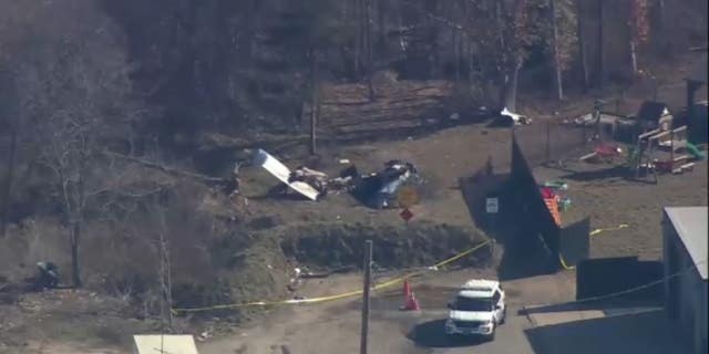 Le monomoteur Piper PA 28 s'est écrasé à North Lindenhurt, une banlieue de Long Island, juste avant 15 heures dimanche.