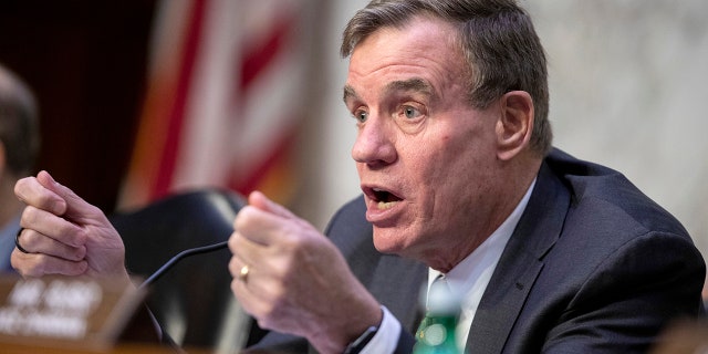 Ketua Mark Warner, D-Va., berbicara selama sidang Komite Intelijen Senat untuk memeriksa ancaman di seluruh dunia di Capitol di Washington, Rabu, 8 Maret 2023.
