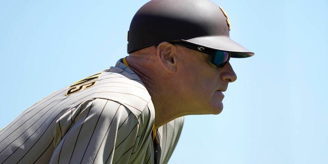 SAN FRANCISCO, CALIFORNIA - 31 DE AGOSTO: El entrenador de tercera base Matt Williams #18 de los Padres de San Diego mira contra los Gigantes de San Francisco en la parte alta de la cuarta entrada en Oracle Park el 31 de agosto de 2022 en San Francisco, California.