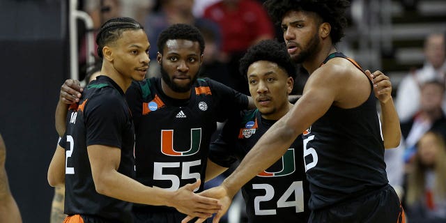  Isaiah Wong #2, Wooga Poplar #55, Nijel Pack #24 and Norchad Omier #15 of the Miami Hurricanes huddle up against the Houston Cougars during the first half in the Sweet 16 round of the NCAA Men's Basketball Tournament at T-Mobile Center on March 24, 2023 in Kansas City, Missouri. 