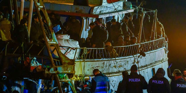 Polisi memeriksa kapal penangkap ikan yang membawa sekitar 500 migran di pelabuhan Crotone, Italia selatan, pada 11 Maret 2023.