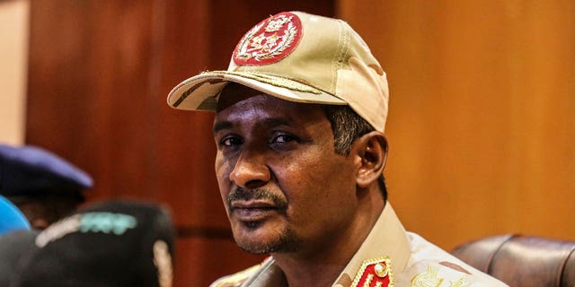 El general sudanés Mohamed Hamdan Dagalo afirma que los líderes autoritarios del ejército del país africano se niegan a dimitir, lo que complica una transición democrática respaldada por Occidente.