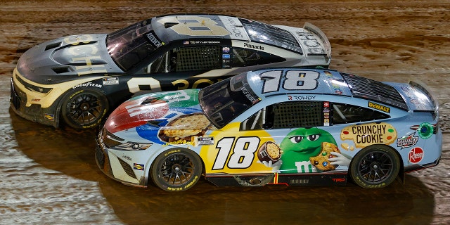 Kyle Busch (18) won the 2022 Bristol dirt race in a car equipped with flaps.