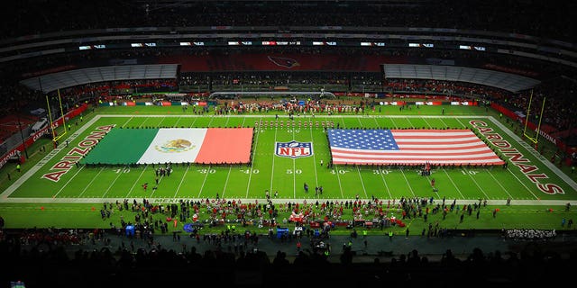 El canto del himno nacional antes de un partido entre los San Francisco 49ers y los Arizona Cardinals en el Estadio Azteca el 21 de noviembre de 2022 en la Ciudad de México, México. 