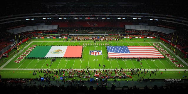 El canto del himno nacional antes de un partido entre los San Francisco 49ers y los Arizona Cardinals en el Estadio Azteca el 21 de noviembre de 2022 en la Ciudad de México, México. 