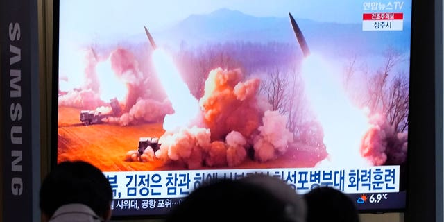 Diktator Korea Utara Kim Jong-Un mengawasi latihan artileri yang mencakup simulasi serangan di lapangan terbang Korea Selatan.