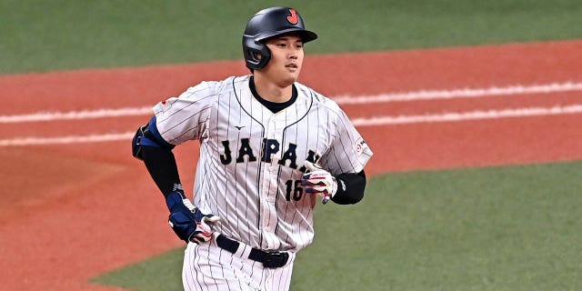 El bateador designado No. 16 de Japón, Shohei Ohtani, celebra un jonrón de tres carreras en la quinta entrada durante el juego de exhibición del Clásico Mundial de Béisbol entre Japón y los Hanshin Tigers en el Kyocera Dome Osaka el 6 de marzo de 2023, en Osaka, Japón. 