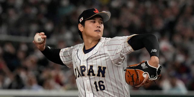 Shohei Ohtani dari Jepang memberikan lemparan melawan China pada inning pertama game Pool B di World Baseball Classic (WBC) di Tokyo, Jepang, Kamis, 9 Maret 2023.