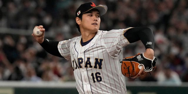 Shohei Ohtani de Japón lanza un lanzamiento contra China en la primera entrada del partido del Grupo B en el Clásico Mundial de Béisbol (WBC) en Tokio, Japón, el jueves 9 de marzo de 2023.