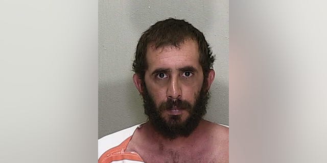 Mann aus Florida angeklagt, nachdem er einer Frau angeblich ein Pizzastück ins Gesicht geschlagen hatte 2 Ortelio Lazaro Alfonso, 39, wurde wegen Batterie angeklagt, nachdem er angeblich einer Frau während eines Streits in Marion County, Florida, am Freitag ein Stück Pizza ins Gesicht geschlagen hatte.